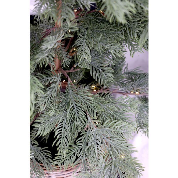 Árbol pino con cesta mimbre y luz grande