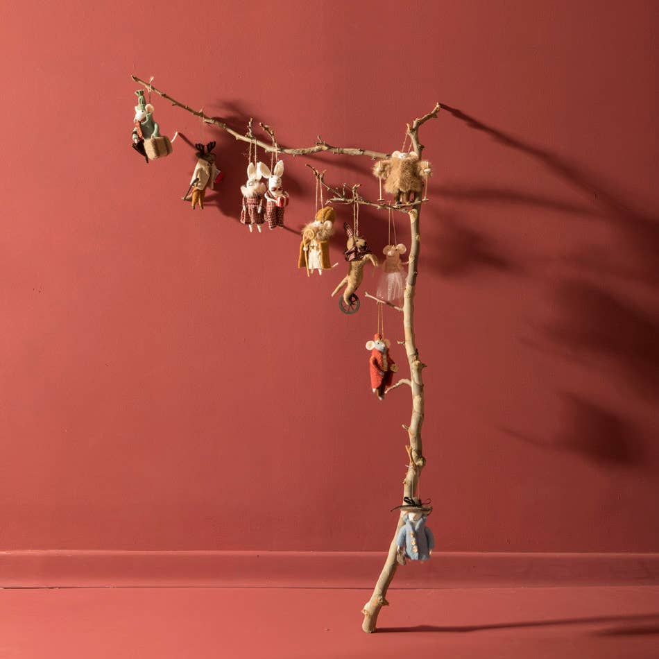 Adorno de fieltro de la Sra. Conejita con vestido a cuadros