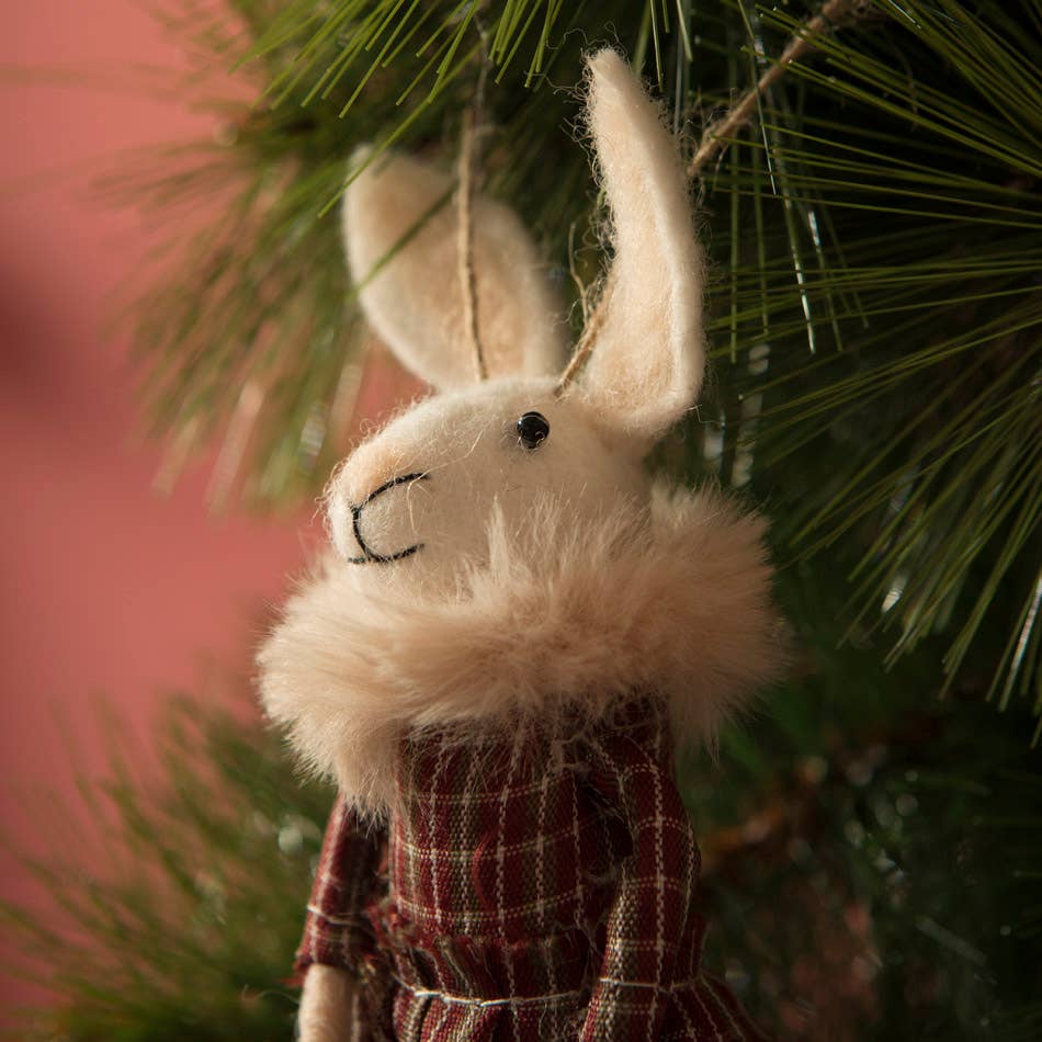 Adorno de fieltro de la Sra. Conejita con vestido a cuadros