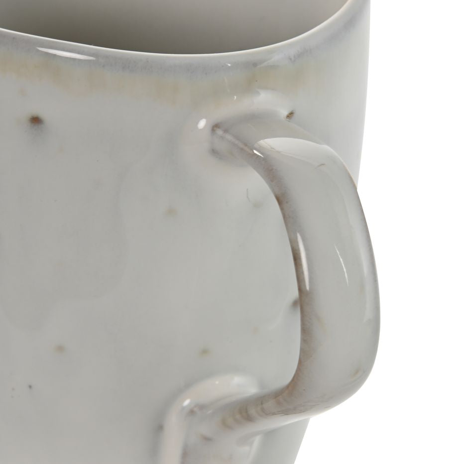 Mug gres grisáceo desgastado