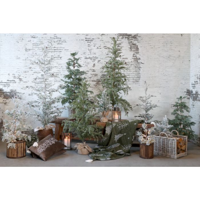Árbol pino con cesta mimbre y luz grande